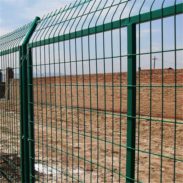 圈地護(hù)欄網(wǎng)圖片4 圈地護(hù)欄網(wǎng)圖片4