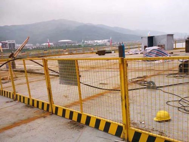 基坑臨邊防護(hù)欄桿圖片3 基坑臨邊防護(hù)欄桿圖片3