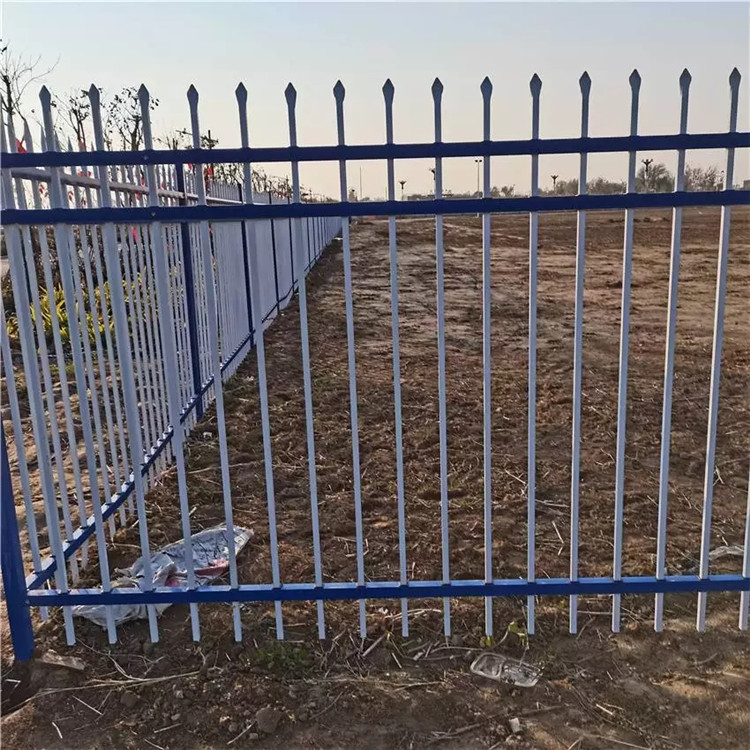 庭院鋅鋼草坪護(hù)欄圖片2 庭院鋅鋼草坪護(hù)欄圖片2