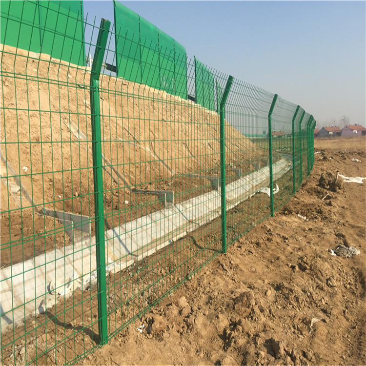 農(nóng)場雙邊絲護欄圖片3 農(nóng)場雙邊絲護欄圖片3
