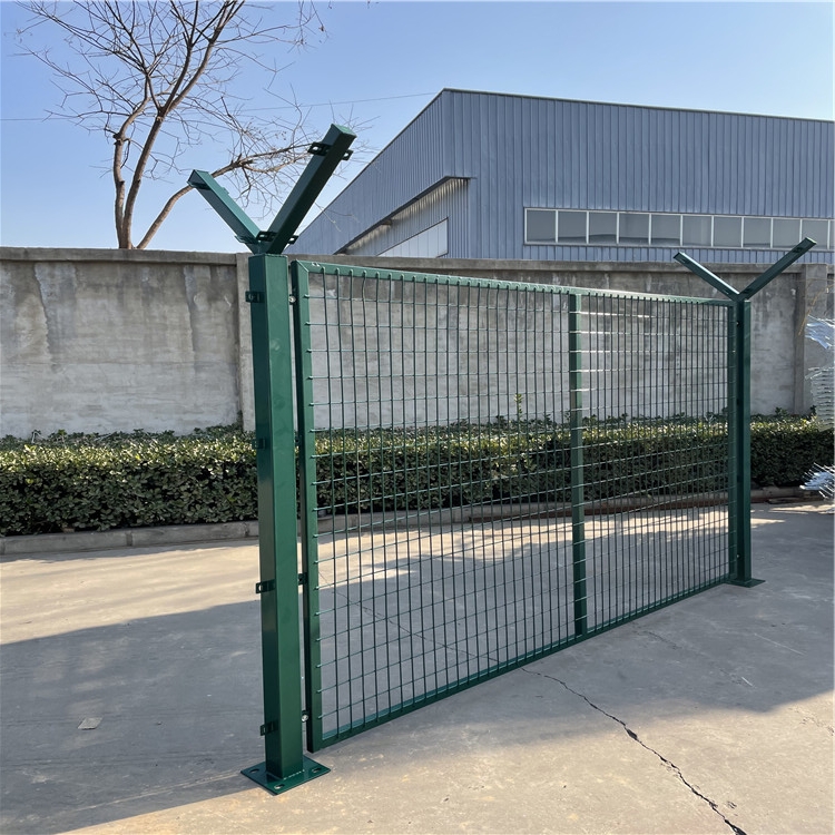 圍墻鐵絲網(wǎng)護欄圖片3 圍墻鐵絲網(wǎng)護欄圖片3