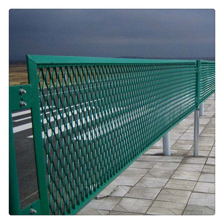 鋼板護(hù)欄圖片1 鋼板護(hù)欄圖片1