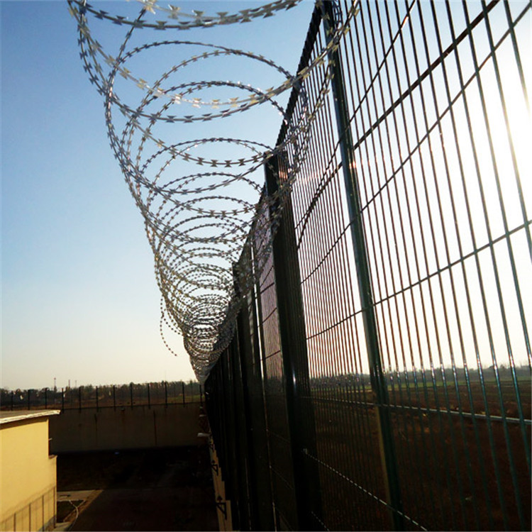警戒鋼絲網(wǎng)圍墻圖片3 警戒鋼絲網(wǎng)圍墻圖片3